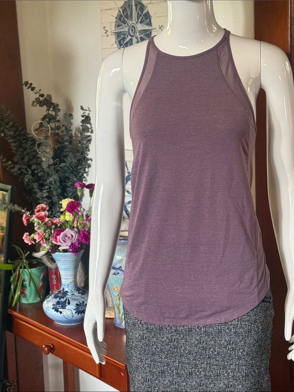 Lululemon size 6 (m)Women’s Sleeveless light sheer Active Tank Top - Purple